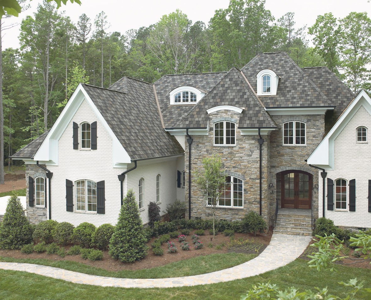 Trên khoảng mái nhà rộng chừa lại một ô vuông đủ rộng để đón ánh nắng mặt trời cho sân phơi trên tầng áp mái. Ảnh: Blogspot.