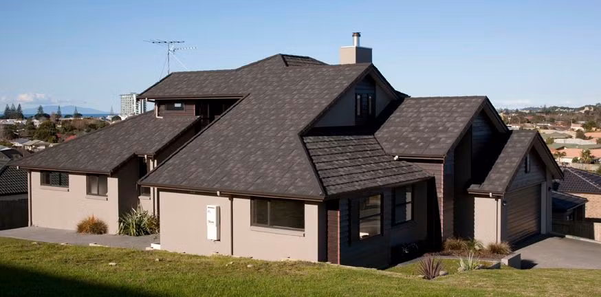 Để tăng tính thẩm mỹ, gia chủ lựa chọn mái nhà với nhiều nhịp điệu gấp gãy, mang lại sắc thái riêng. Ảnh: Blogspot.