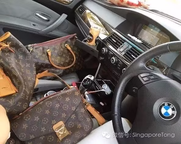 Tiểu thư Malaysia ăn chơi đến mức túi xách đắt đỏ của Louis Vuitton cũng chỉ là thứ đồ phụ kiện "rẻ tiền" khi vứt lăn vứt lóc, tiện tay cái nào thì cầm cái nấy. Ảnh: SingaporeTong.