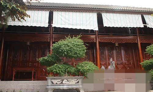 Cánh cửa gỗ được trạm khắc tinh xảo. Ảnh: ConganTPHCM.