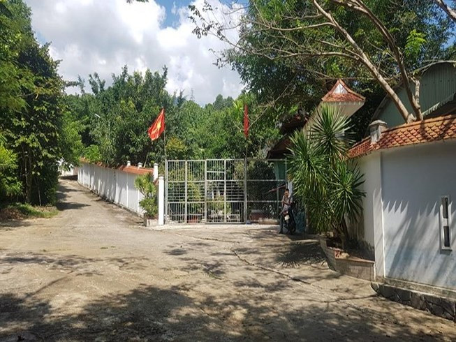 Trước đó, sau khi phát hiện đại gia vàng Ngô Văn Quang xây dựng biệt phủ trái phép trên núi Hải Vân, ngày 4/2/2015, UBND quận Liên Chiểu xử phạt vi phạm hành chính đối với ông Ngô Văn Quang về hành vi xây dựng công trình trái phép trên đất rừng rộng hơn 1.400 m2. Ảnh: Plo.