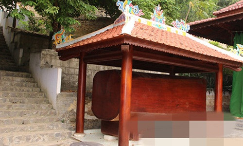 Khối gỗ "khủng" để ở góc vườn. Ảnh: ConganTPHCM.