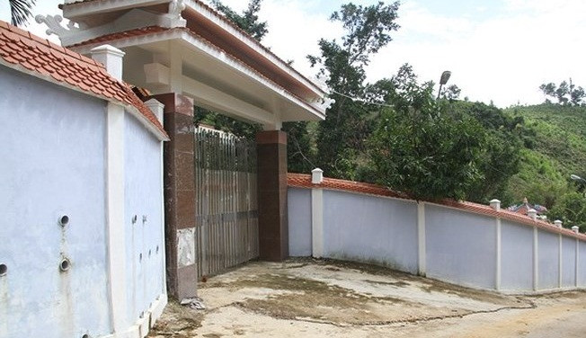 Xung quanh khu biệt phủ là dãy tường rào dài hơn 100m, cao khoảng 2,5m. Ảnh: Infonet.