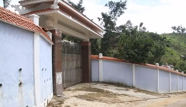 Xung quanh khu biệt phủ là dãy tường rào dài hơn 100m, cao khoảng 2,5m. Ảnh: Infonet.