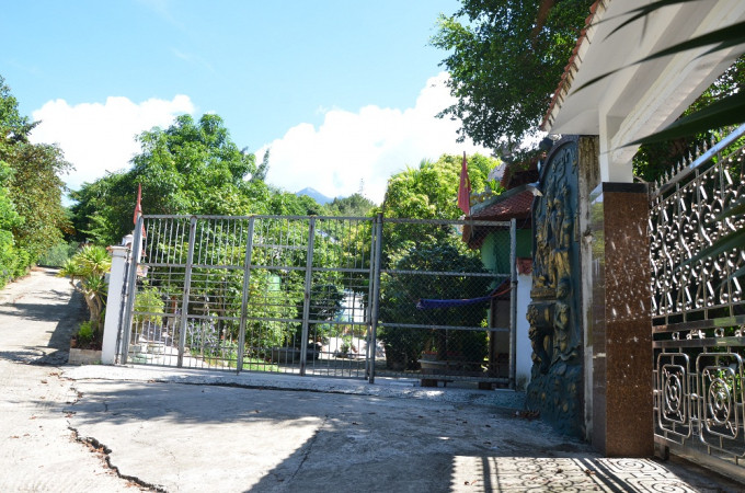 Đến ngày 8/7/2015, HĐND TP Đà Nẵng đã ra nghị quyết buộc ông Quang phải thực thi quyết định của UBND TP Đà Nẵng, tháo dỡ biệt phủ. Tuy nhiên, đến nay việc tháo dỡ vẫn chưa hoàn thành. Ảnh: Phapluaplus.