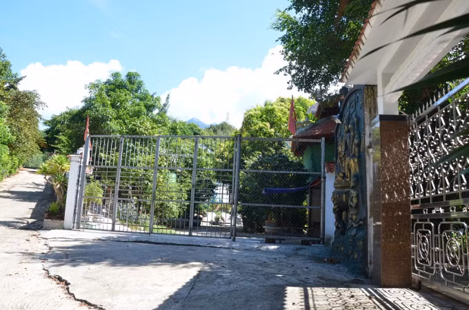 Đến ngày 8/7/2015, HĐND TP Đà Nẵng đã ra nghị quyết buộc ông Quang phải thực thi quyết định của UBND TP Đà Nẵng, tháo dỡ biệt phủ. Tuy nhiên, đến nay việc tháo dỡ vẫn chưa hoàn thành. Ảnh: Phapluaplus.