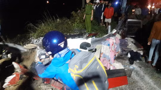 Xe bon lao xuong vuc tren deo Hai Van, tai xe chet chay-Hinh-2