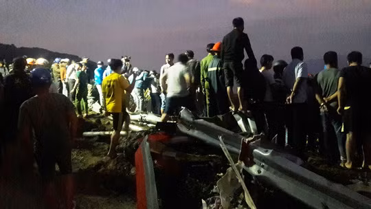 Xe bon lao xuong vuc tren deo Hai Van, tai xe chet chay-Hinh-3