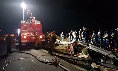 Xe bon lao xuong vuc tren deo Hai Van, tai xe chet chay