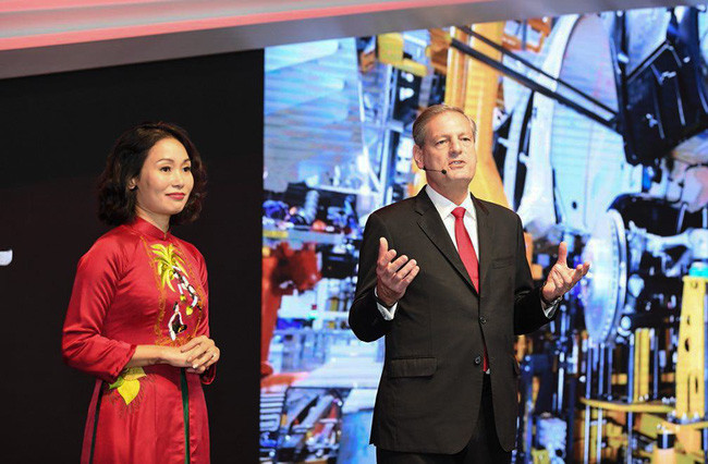 Bà Lê Thị Thu Thủy xuất hiện tại sự kiện ra mắt xe hơi ở Paris Motor Show 2018. Ảnh: Vietq.