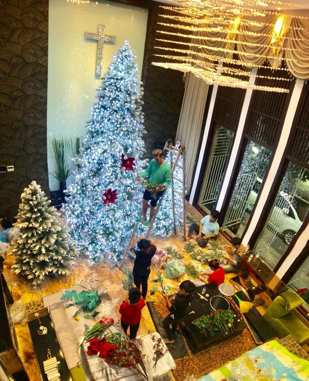 Những năm trước, "ông hoàng nhạc Việt" còn hảo sảng mở cửa biệt thự để các fan đến chiêm ngưỡng và chụp ảnh lưu niệm. Ảnh: VTC.