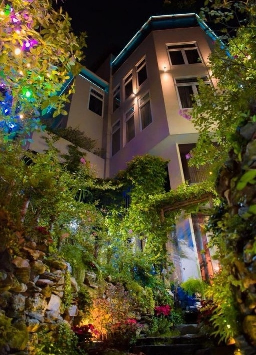 Sắc xanh và ánh đèn phủ kiến bên ngoài ngôi nhà, tạo cảm giác gần gũi với thiên nhiên. Ảnh: Suckhoecongdong.