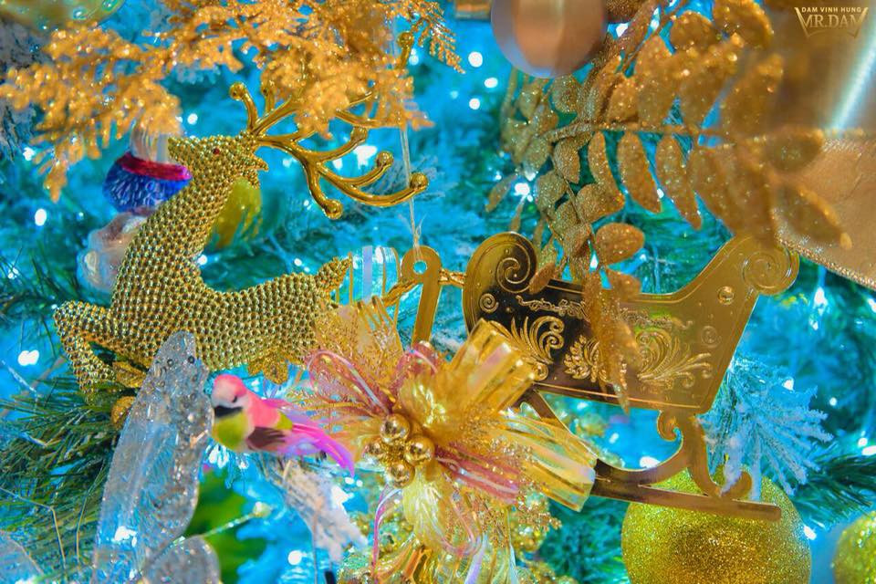 Các món đồ trang trí Giáng sinh cầu kỳ được Mr Đàm chia sẻ trên trang facebook cá nhân. Ảnh: FBNV.