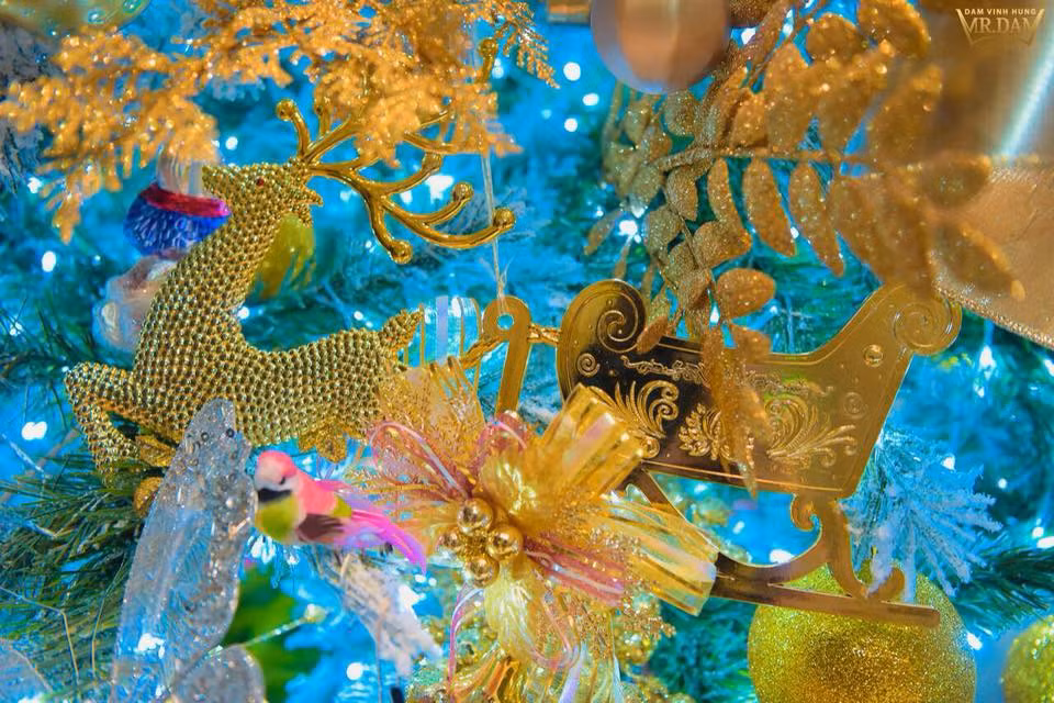 Các món đồ trang trí Giáng sinh cầu kỳ được Mr Đàm chia sẻ trên trang facebook cá nhân. Ảnh: FBNV.