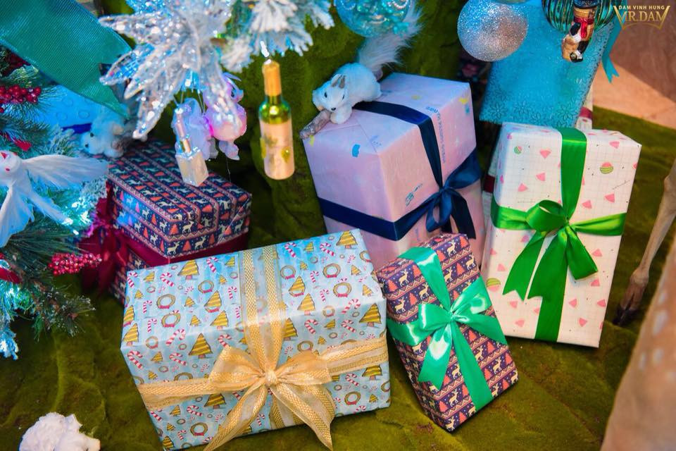 Rất nhiều hộp quà Giáng sinh được chuẩn bị. Ảnh: FBNV.