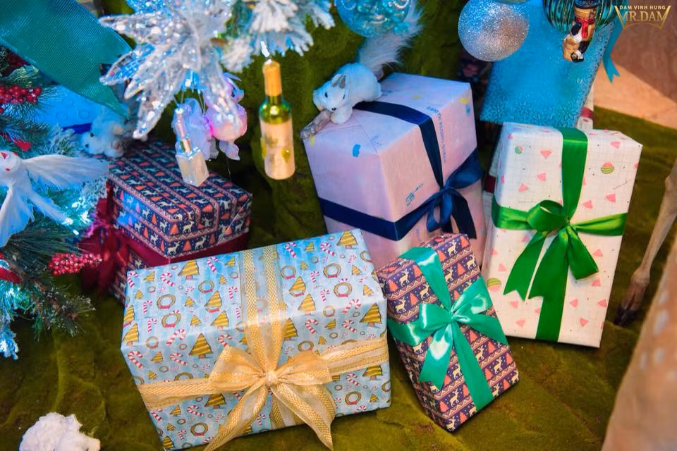 Rất nhiều hộp quà Giáng sinh được chuẩn bị. Ảnh: FBNV.