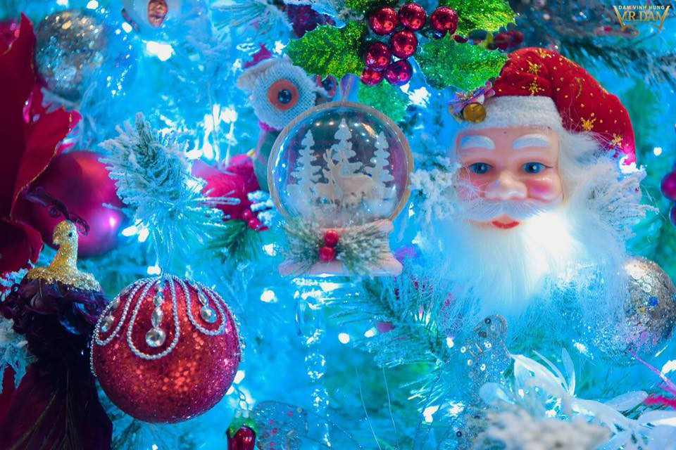 Quả cầu trang trí Giáng sinh lộng lẫy. Ảnh: FBNV.