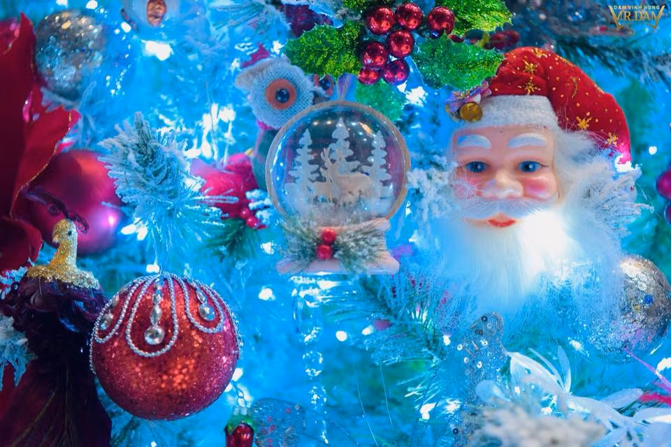 Quả cầu trang trí Giáng sinh lộng lẫy. Ảnh: FBNV.