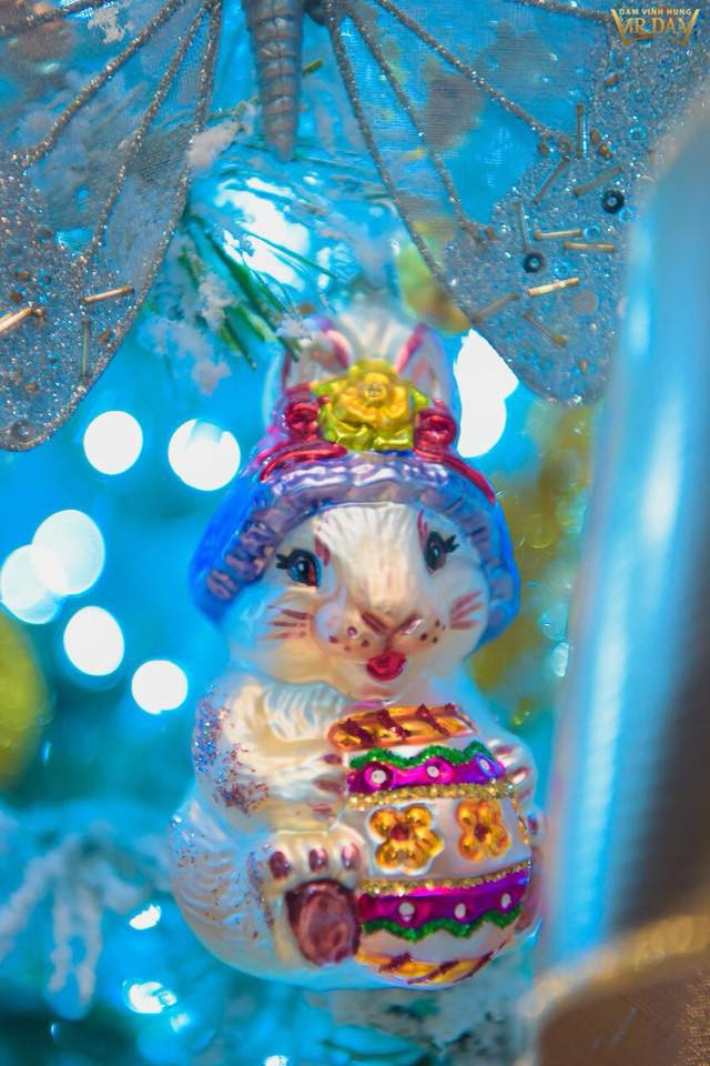 Rất nhiều vật dụng trang trí bắt mắt khiến khán giả tỏ mò. Ảnh: FBNV.