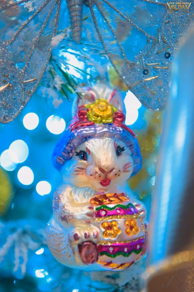 Rất nhiều vật dụng trang trí bắt mắt khiến khán giả tỏ mò. Ảnh: FBNV.