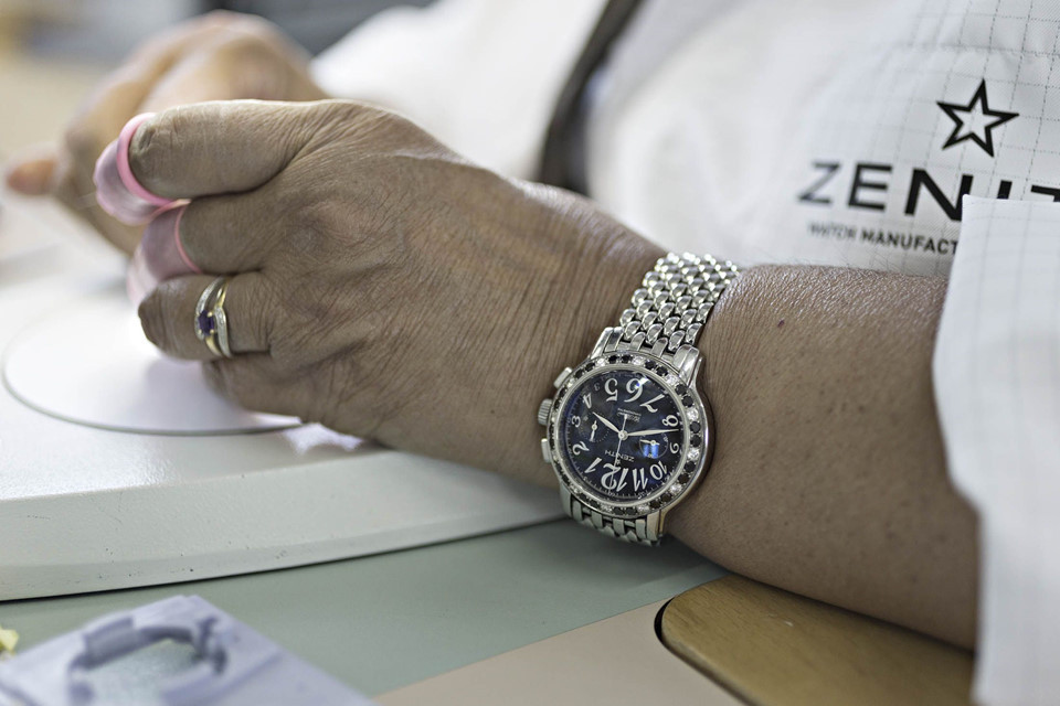 Trong quá trình lắp ráp, người thợ phải đeo găng tay mỏng bằng màng cao su để tránh bụi hoặc dầu dính vào động cơ đồng hồ.