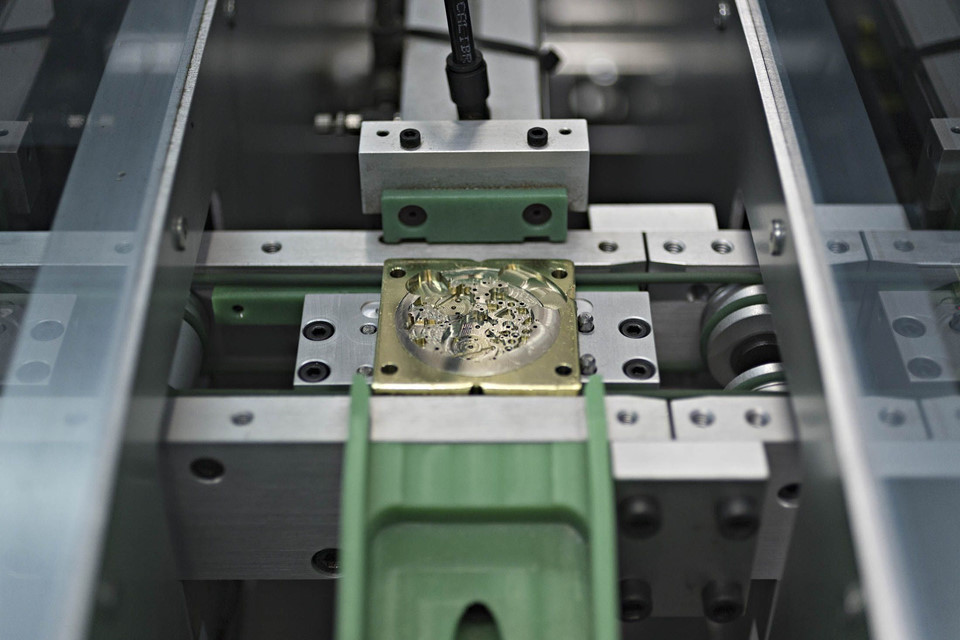 Trước khi hoàn thiện bằng tay, động cơ đồng hồ được soi chiếu bằng máy hiện đại.