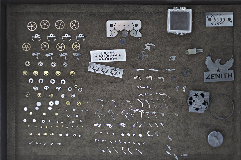 Các linh kiện đồng hồ đeo tay sẵn sàng cho việc lắp ráp tại cơ sở sản xuất của Zenith.