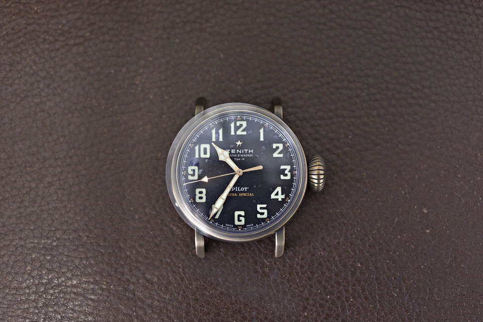 Vỏ đồng hồ Zenith được chế tác bằng đồng.