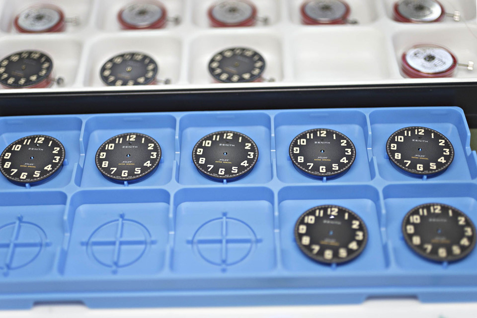 Chữ số trên mặt đồng hồ Zenith Pilot Extra Extra được lót bằng vàng.