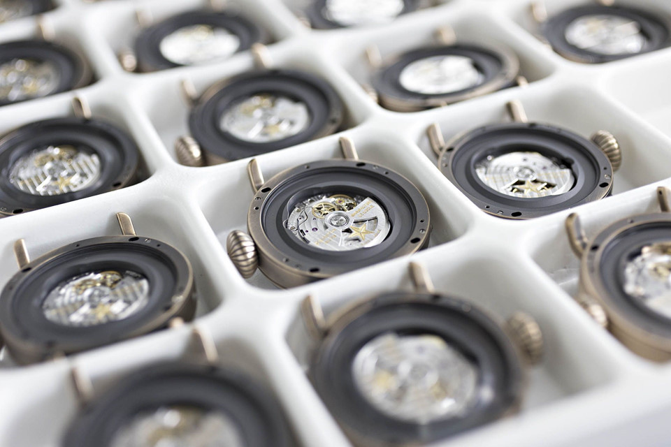 Động cơ hoàn chỉnh được đặt ngược bên trong các khay nhỏ.