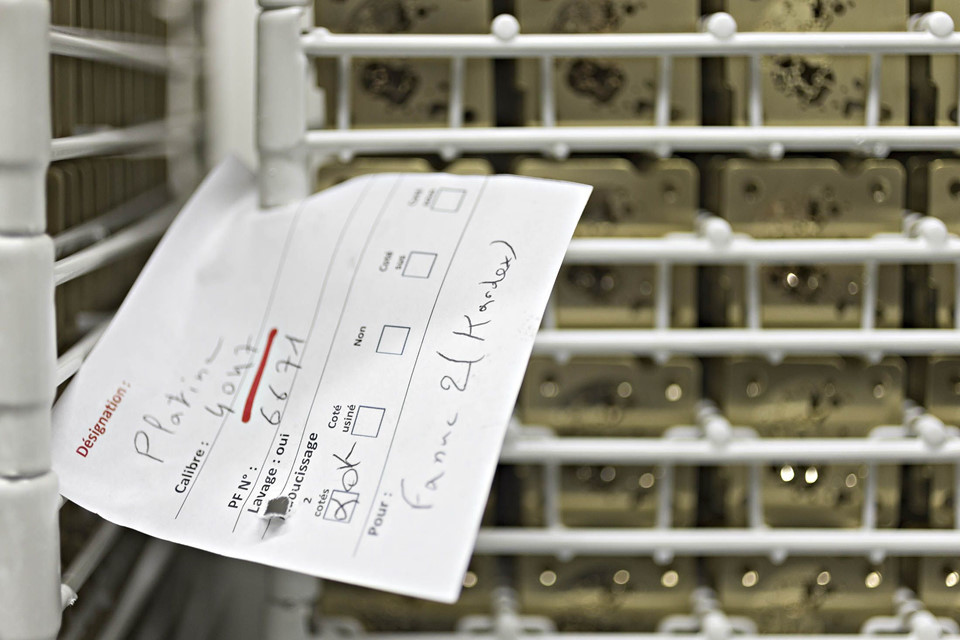 Các thành phần platin và vàng nhỏ đặt trong các kệ.