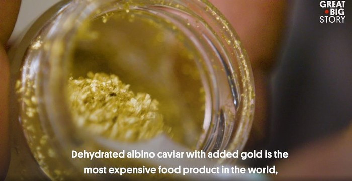 Không chỉ có vậy, trong hộp trứng cá nhỏ này còn được trộn với bụi lá vàng 22 karat.