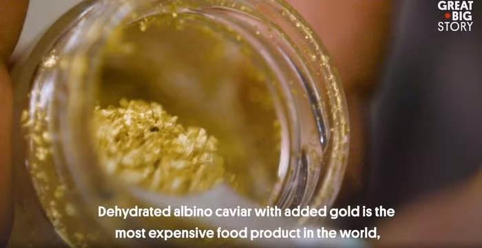 Không chỉ có vậy, trong hộp trứng cá nhỏ này còn được trộn với bụi lá vàng 22 karat.