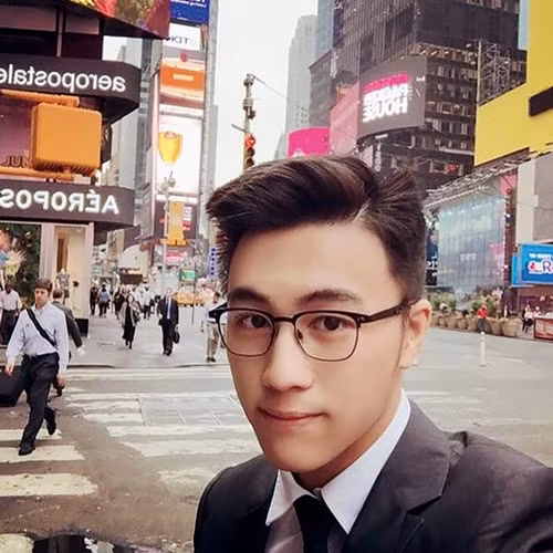 Mario Ho được biết đến bởi tài năng Toán học siêu đỉnh và từng được mời tham gia cuộc thi Olympia Toán học Thế giới trong nhiều năm liền. Bên cạnh đó, chàng thiếu gia này là một trong số những thạc sĩ Tài chính trẻ tuổi nhất tốt nghiệp ở Mỹ. Ảnh: Tiin.