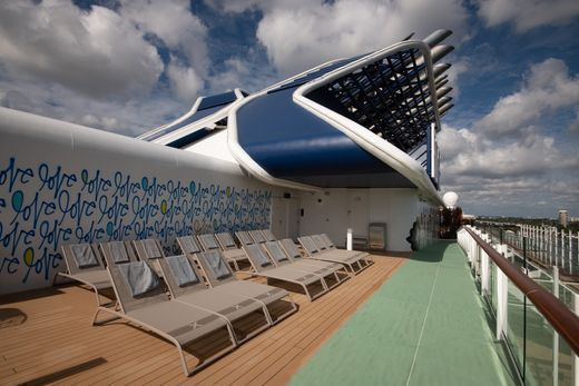 Khu vực tiếp khách trên boong tàu.