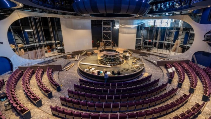 Sân khấu lớn tổ chức sự kiện bên trong du thuyền. Nguồn ảnh: CNN.