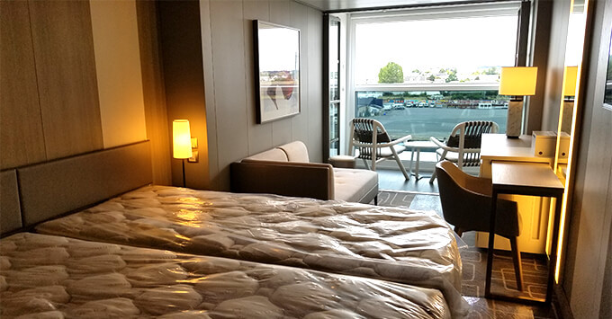 Phòng ngủ có view hướng ra biển.