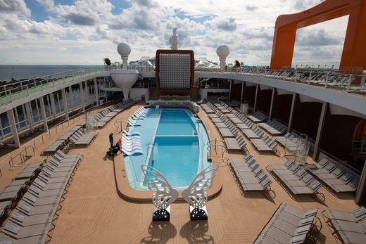 Trên tàu có một hồ bơi rộng lớn, phục vụ du khách.