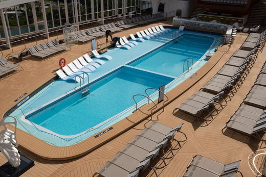 Từ hồ bơi, khách có thể ngắm toàn cảnh đại dương.