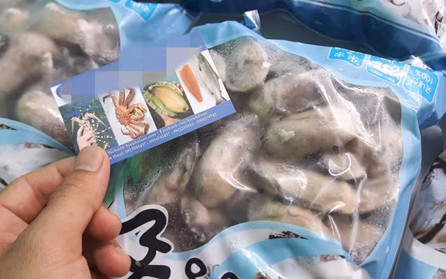 Theo một số cửa hàng hải sản, hàu Hàn Quốc được tách lấy ruột từ những con hàu sữa tươi sống. Sau đó đóng gói bao bì theo size trọng lượng. Ảnh: Hieuhaisan.