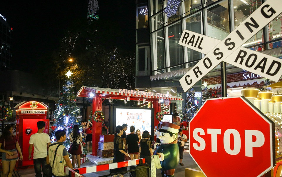 Chỉ còn ít ngày nữa là đến Lễ Giáng sinh 2018, không khí mua sắm tại các cửa hàng và chợ online đã bắt đầu nhộn nhịp. Ảnh: Zing.