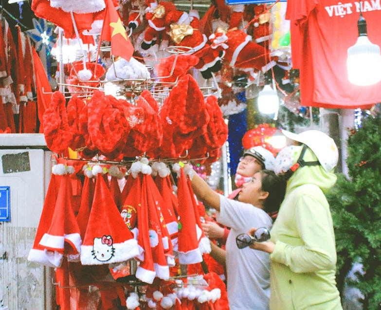 Trang phục ông già Noel hoặc váy công chúa tuyết có giá bán dao động từ 70.000- 300.000 đồng/bộ được người tiêu dùng yêu thích. Ảnh: Vietnamnet.