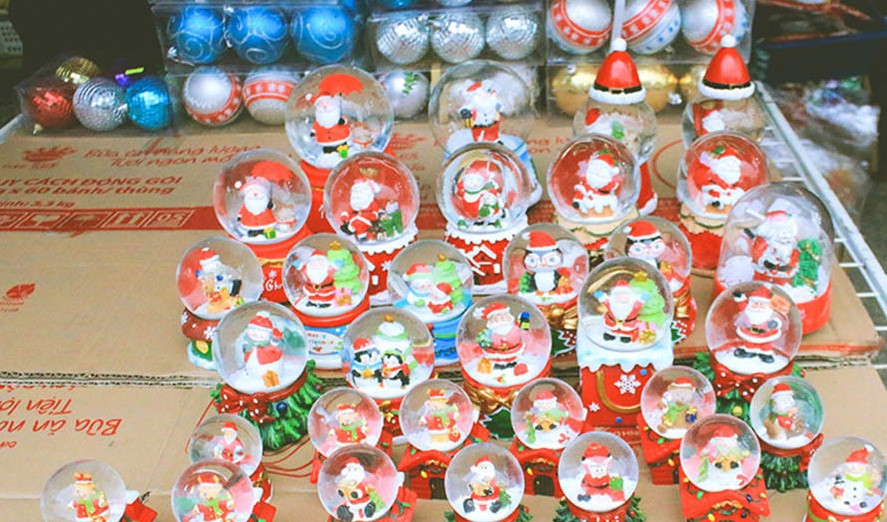 Quả cầu tuyết ông già Noel với nhiều kích cỡ cũng thu hút giới trẻ. Ảnh: Vietnamnet.