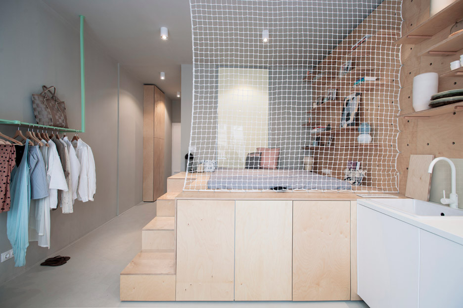 Giường gỗ công nghiệp thiết kế bậc thang là các ngăn tủ giúp tăng thêm diện tích lưu trữ.