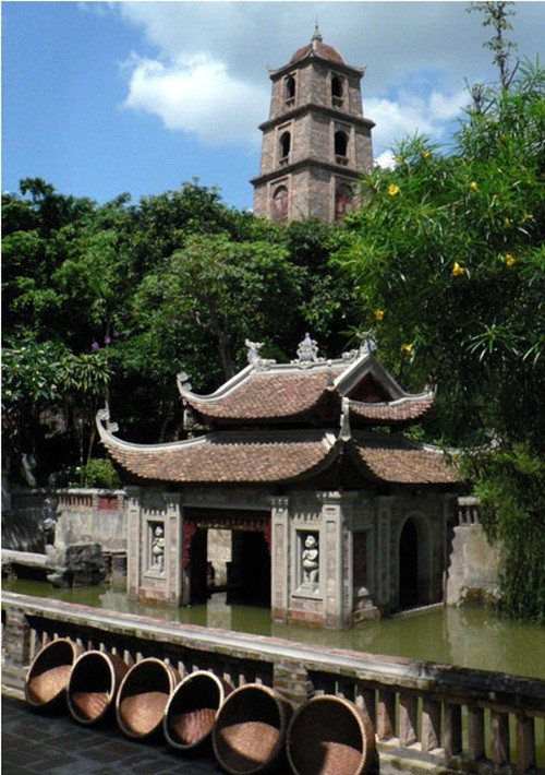 Họa sĩ Thành Chương cũng tự mình quan tâm tới từng chi tiết, từng viên gạch hay từng nét tạo dáng của các phù điêu. Ảnh: Nhandan.