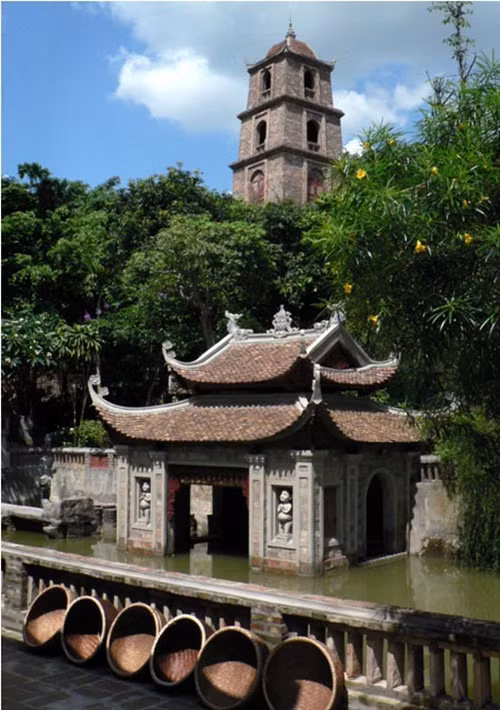 Họa sĩ Thành Chương cũng tự mình quan tâm tới từng chi tiết, từng viên gạch hay từng nét tạo dáng của các phù điêu. Ảnh: Nhandan.