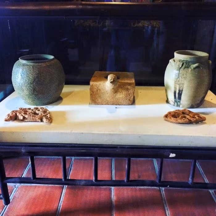 Có tượng đài đá nhỏ, họa sĩ cõng suốt trong ba lô, mang từ chiến tranh, trên Trường Sơn về. Ảnh: Ngaynay.