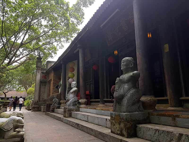 Cũng có những thời đoạn ngày họa sĩ lăn lộn với công việc xây phủ, đêm đêm lại về nằm bò ra vẽ tranh, minh họa. Ảnh: Vietnamnet.