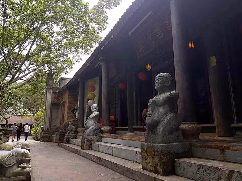 Cũng có những thời đoạn ngày họa sĩ lăn lộn với công việc xây phủ, đêm đêm lại về nằm bò ra vẽ tranh, minh họa. Ảnh: Vietnamnet.