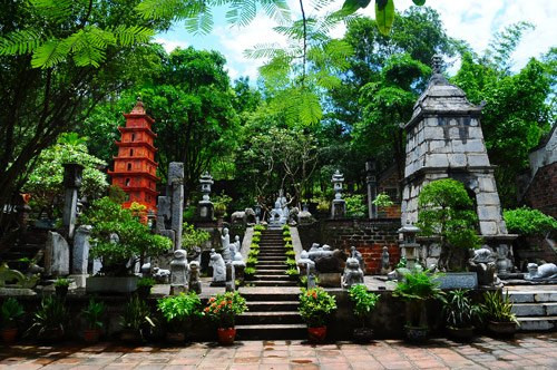 Toàn bộ quần thể kiến trúc Việt phủ Thành Chương nằm sát nhau và được chú trọng từng chi tiết nhỏ. Mặc dù được xây dựng rất cầu kỳ và trở thành một điểm đến tuyệt đẹp song Việt phủ Thành Chương đang là "điểm nóng" của dư luận khi bị cho là ây dựng trái phép trên đất rừng phòng hộ. Hiện, dư luận đang chờ kết luận cuối cùng của cơ quan chức năng về sai phạm của công trình này. Ảnh: Blogdulich.